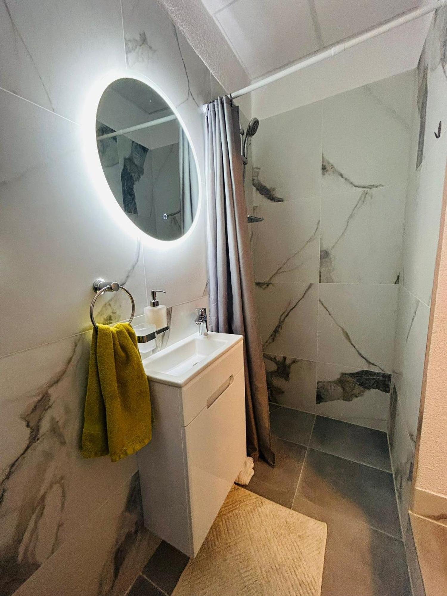 Apex Luxury Apartman โตรกีร์ ภายนอก รูปภาพ